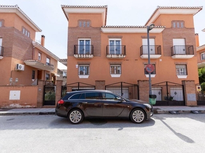 Venta Casa adosada en Dilar Vegas del Genil. Con terraza 260 m²