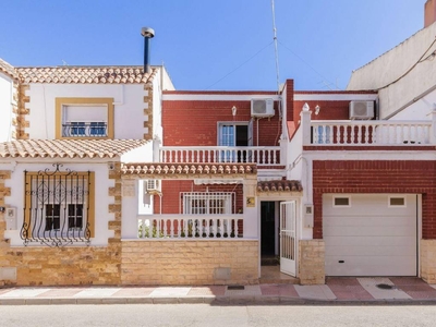 Venta Chalet en Sánchez Mejías 11 Roquetas de Mar. Con terraza 135 m²