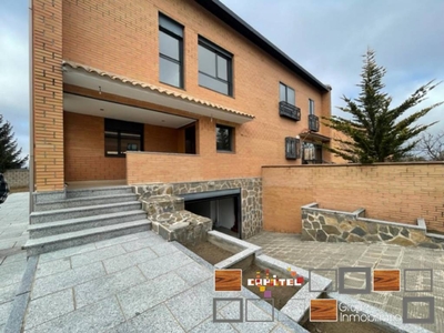 Venta Casa unifamiliar en Calle Valle de lo Borbollones 12 Ávila. Nueva con terraza 283 m²