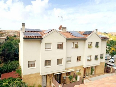 Venta Casa unifamiliar en Pau VI Sant Cugat del Vallès. Buen estado plaza de aparcamiento con balcón 190 m²