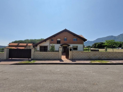 Venta Casa unifamiliar Valle de Mena. Con balcón 237 m²