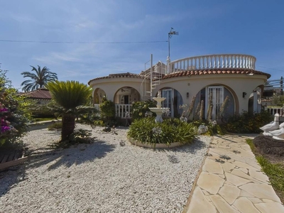 Venta Chalet en Avenida de las Gaviotas Torrevieja. Con terraza 255 m²