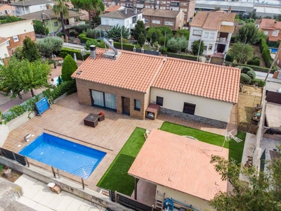 Venta Chalet en Carrer Cervantes Montmeló. Buen estado con terraza 156 m²