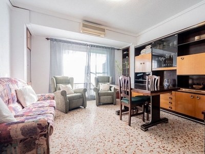Venta de piso en Natzaret de 3 habitaciones con balcón y aire acondicionado