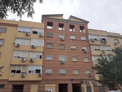 Alquiler de piso en Montequinto de 4 habitaciones con terraza y piscina