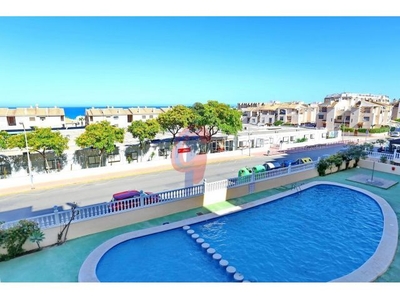 ¡Apartamento de 2 dormitorios con vistas al mar y piscina comunitaria en Guardamar!