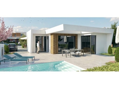 Bonita casa nueva de 2 dormitorios con piscina privada en un encantador complejo de golf