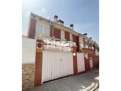 Casa adosada en venta en Loeches