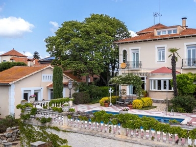 Casa con 6 habitaciones con parking, piscina, calefacción, aire acondicionado y jardín en Sant Cugat del Vallès