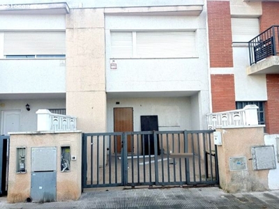 ¡Oportunidad única en Cunit, Tarragona! Casa con terraza, cerca de la estación