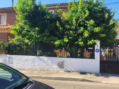 Venta Casa adosada en Calle de Pola de Siero Navalcarnero. A reformar plaza de aparcamiento calefacción individual 100 m²