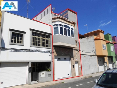 Venta Casa unifamiliar en Calle El Sorendongo Santa Lucía de Tirajana. Buen estado con terraza 236 m²