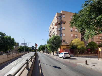 Venta Piso Jaén. Piso de cuatro habitaciones en Avenida Andalucía 32. Primera planta con balcón