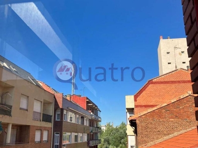 Venta Piso León. Piso de tres habitaciones Con terraza