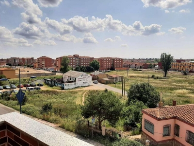 Venta Piso San Andrés del Rabanedo. Piso de tres habitaciones en Calle Azorin 154. Buen estado tercera planta con terraza