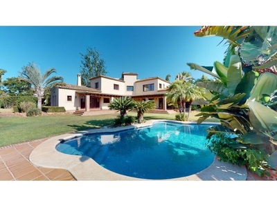 Villa en Mijas Golf de cuatro dormitorios y cuatro baños con piscina y jardín.