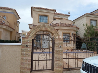 Villa en venta en Urbanizaciones, Guardamar del Segura