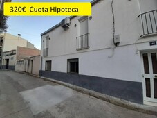 Venta Casa unifamiliar en Calle CASTELL Linyola. Buen estado plaza de aparcamiento con balcón calefacción individual 110 m²