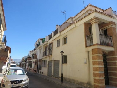 Alquiler Casa adosada en Calle Violeta Armilla. Buen estado plaza de aparcamiento con terraza calefacción central 201 m²