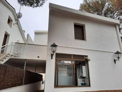 Alquiler Casa unifamiliar en Calle Pescadors Roda de Berà. Buen estado con terraza 240 m²