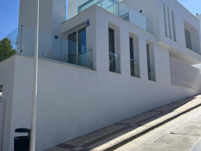 Alquiler Chalet en Calle Ramon Gomez de la Serna Málaga. Buen estado plaza de aparcamiento con balcón calefacción central 300 m²