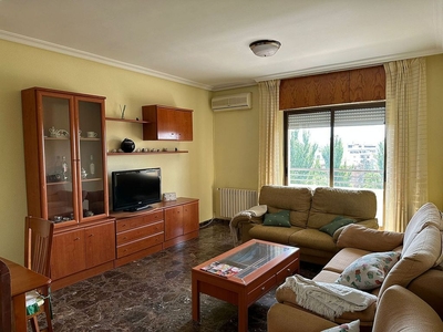 Alquiler de piso en Pedro Lamata - San Pedro Mortero de 4 habitaciones con muebles y balcón