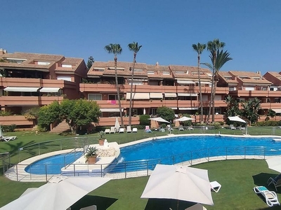 Alquiler de piso en Puerto Banús de 2 habitaciones con terraza y piscina