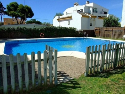 Alquiler Piso El Puerto de Santa María. Piso de dos habitaciones en Calle Carretera de Fuenterrabía 31. Nuevo planta baja con terraza calefacción individual