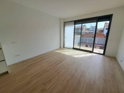 Alquiler Piso Sabadell. Piso de tres habitaciones en Calle unio. Nuevo segunda planta con terraza
