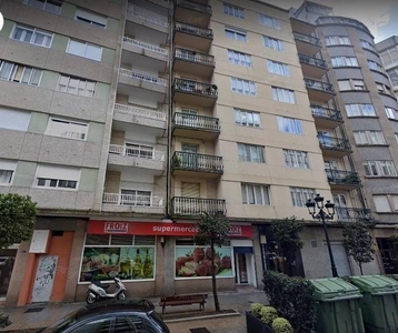 Alquiler Piso Vigo. Piso de cuatro habitaciones en Avenida das Camelias 93. Primera planta con balcón