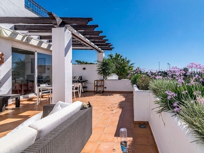 Ático en venta en Nueva Andalucía centro de 3 habitaciones con terraza y piscina