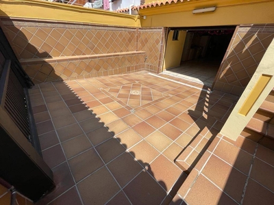 Venta Casa adosada Algeciras. Plaza de aparcamiento con balcón calefacción central 187 m²