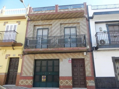 Venta Casa adosada en Alava 3 Dos Hermanas. Buen estado plaza de aparcamiento calefacción individual 180 m²