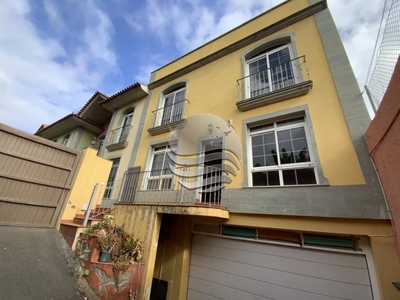 Venta Casa adosada en Calle la Luz La Orotava. Buen estado con terraza 247 m²