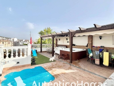 Venta Casa adosada en Calle Mirador de Calatrava Martos. Buen estado plaza de aparcamiento con balcón calefacción central 359 m²