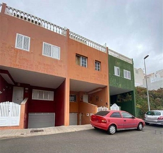 Venta Casa adosada en Calle Montana de Timanfaya Arucas. Plaza de aparcamiento 146 m²