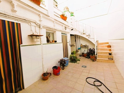 Venta Casa adosada en paris Sabadell. Buen estado plaza de aparcamiento con balcón calefacción individual 127 m²