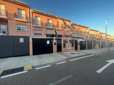 Venta Casa adosada Mérida. Plaza de aparcamiento con terraza calefacción central 213 m²