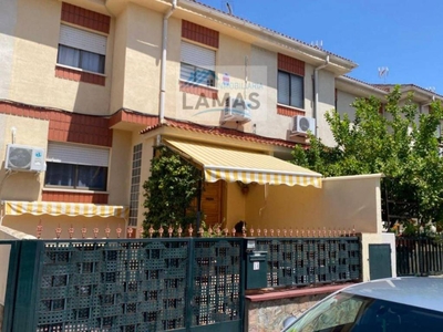 Venta Casa adosada Navalmoral de la Mata. Buen estado plaza de aparcamiento 180 m²