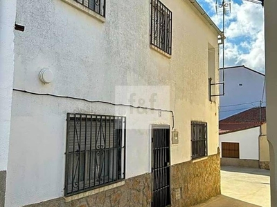 Venta Casa rústica en Calle Torre Oliva de Plasencia. 98 m²