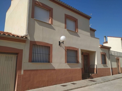 Venta Casa unifamiliar en Calle de Cáceres 6 Valdefuentes. Buen estado plaza de aparcamiento con terraza calefacción individual 140 m²