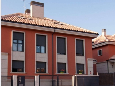 Venta Casa unifamiliar en luxemburgo Arroyomolinos (Madrid). Buen estado plaza de aparcamiento con balcón calefacción individual 310 m²