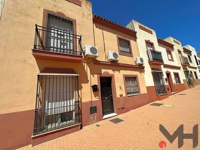 Venta Chalet en Calle Júpiter Carmona. Con terraza 122 m²