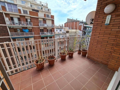 Venta Piso Barcelona. Piso de cuatro habitaciones en Calle sants 417. Quinta planta con terraza