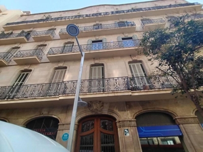 Venta Piso Barcelona. Piso de cuatro habitaciones en Republica Argentina 28. Primera planta con balcón