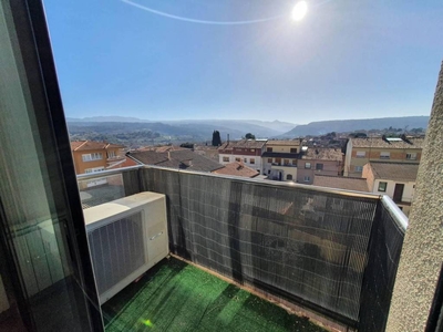 Venta Piso Centelles. Piso de tres habitaciones en Calle Antoni Gaudi. Buen estado segunda planta con terraza