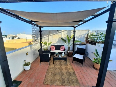 Venta Piso Chipiona. Piso de dos habitaciones en Calle Naranjo. Primera planta con terraza