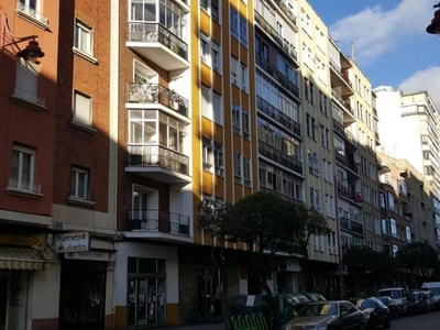 Venta Piso en Calle Covadonga. León. A reformar quinta planta con balcón calefacción central