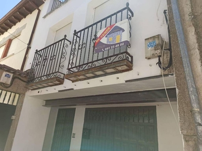 Venta Piso en Calle Tejedores. Piedrahíta. A reformar primera planta con balcón calefacción individual