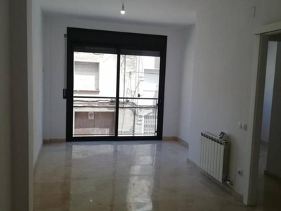 Venta Piso en Isaac Peral. Terrassa. Buen estado primera planta plaza de aparcamiento